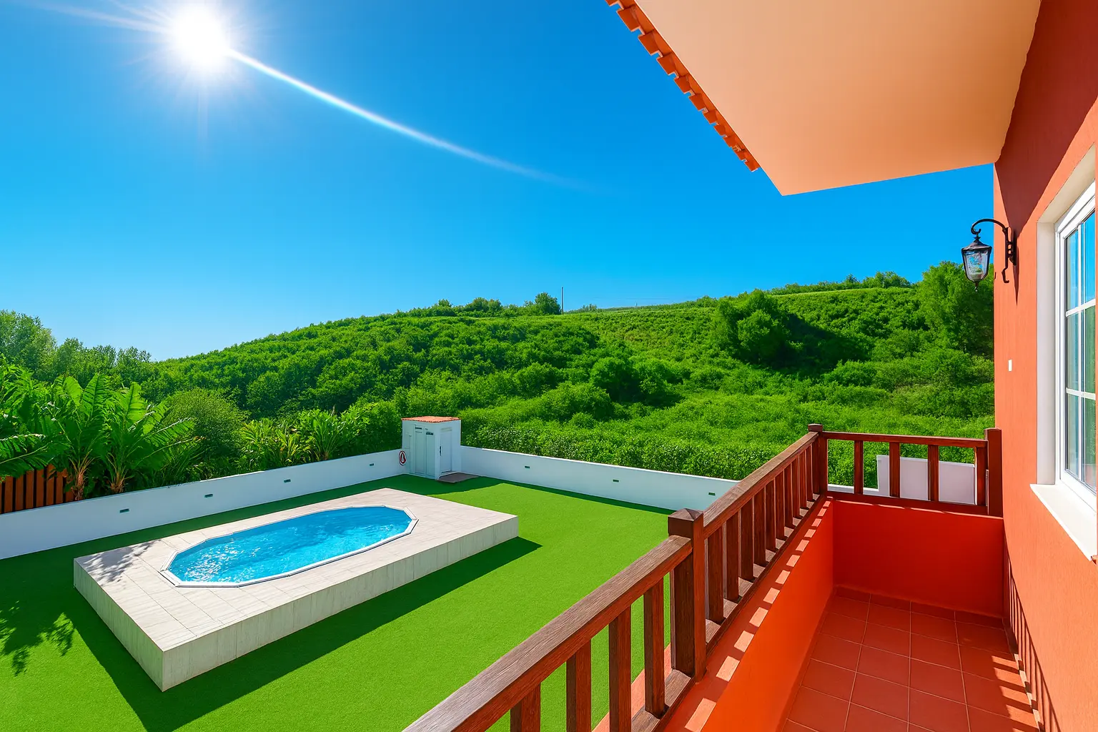 Blick vom Balkon auf Pool und Naturschutzgebiet