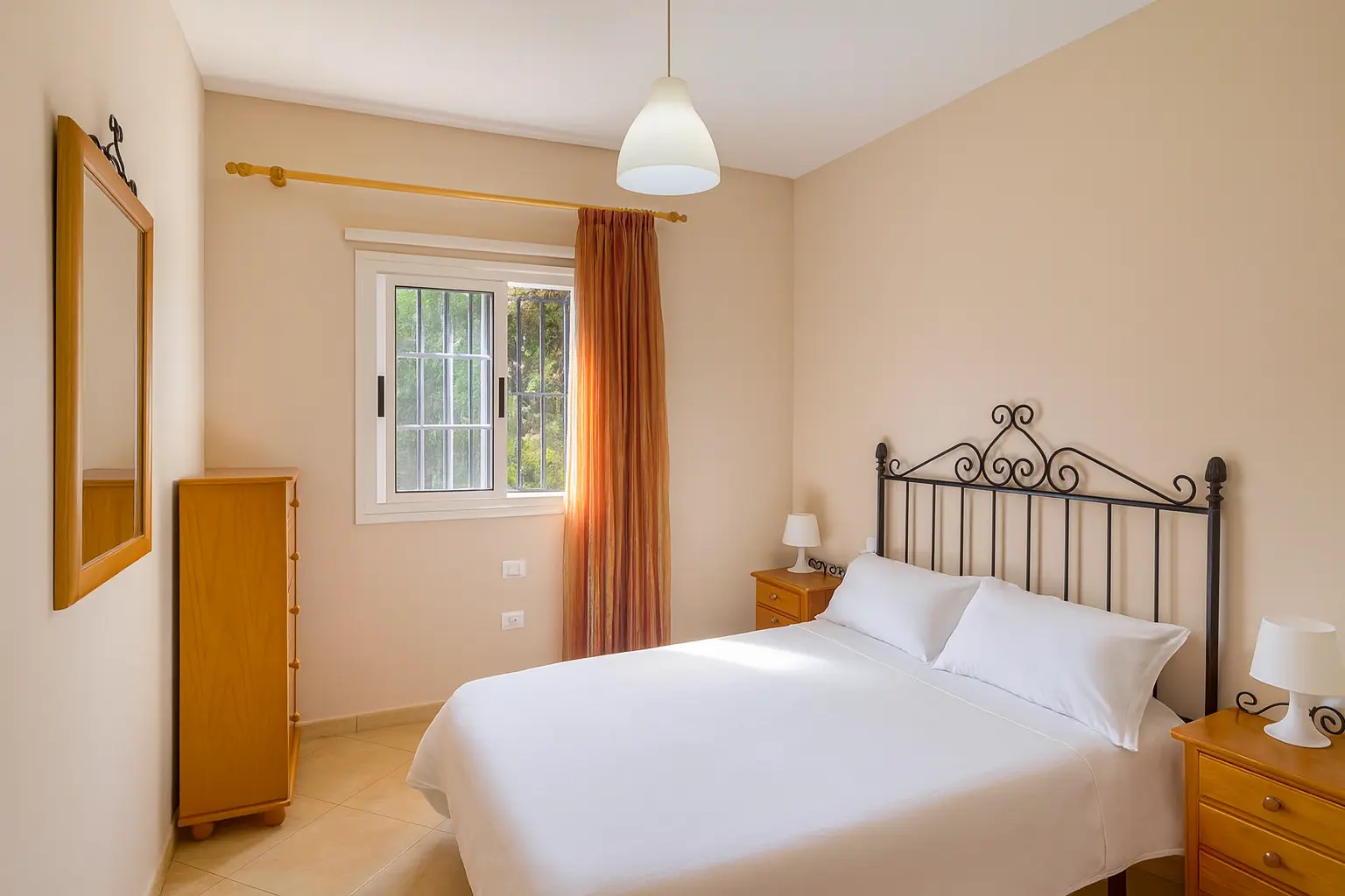 Schlafzimmer mit Doppelbett und heller Einrichtung