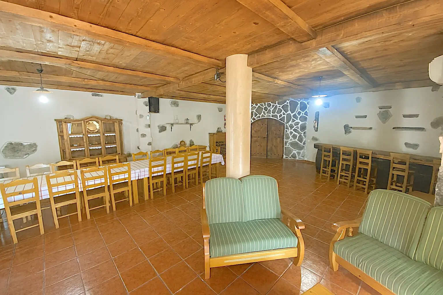 Festsaal mit langer Tafel für Gruppen und Feiern