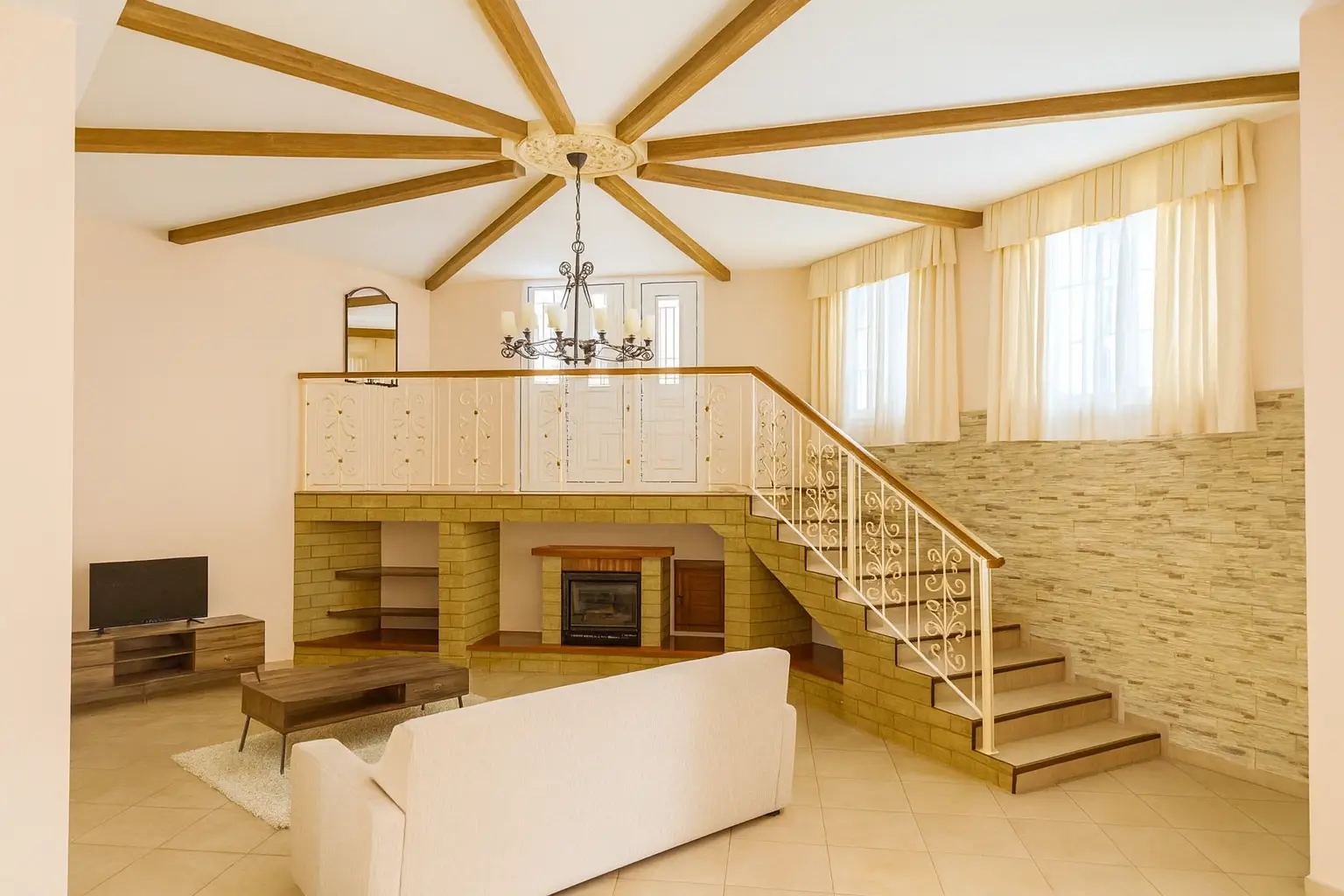 Wohnzimmer mit Holzbalkendecke, Kamin und Treppe