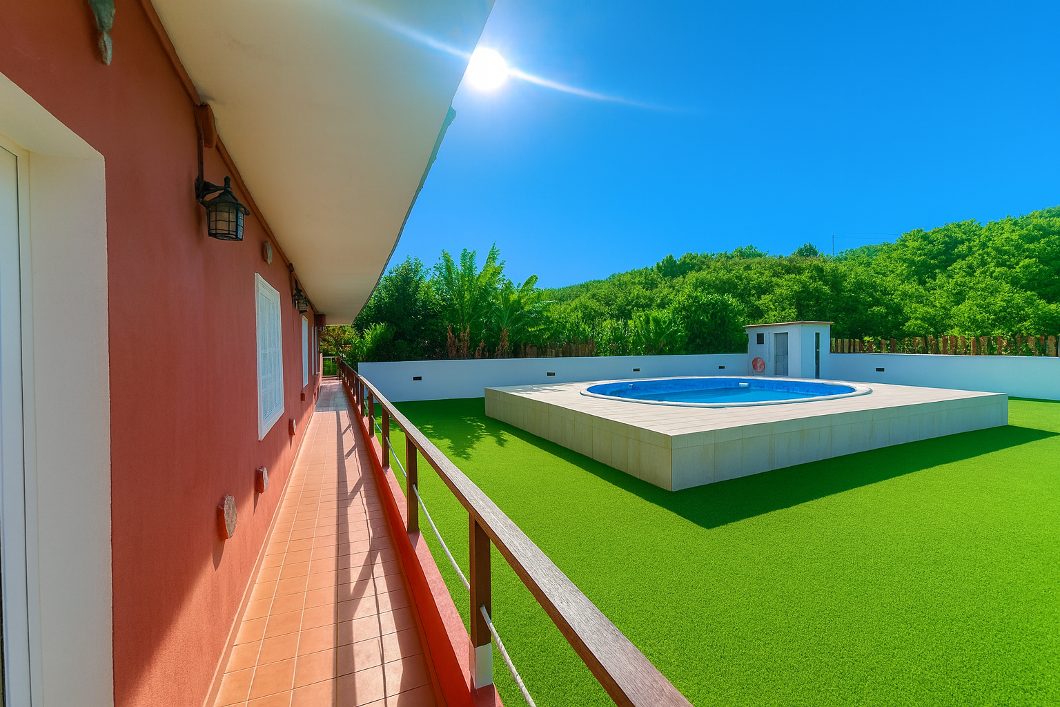 Pool mit weitläufigem Rasen und Blick ins Grüne