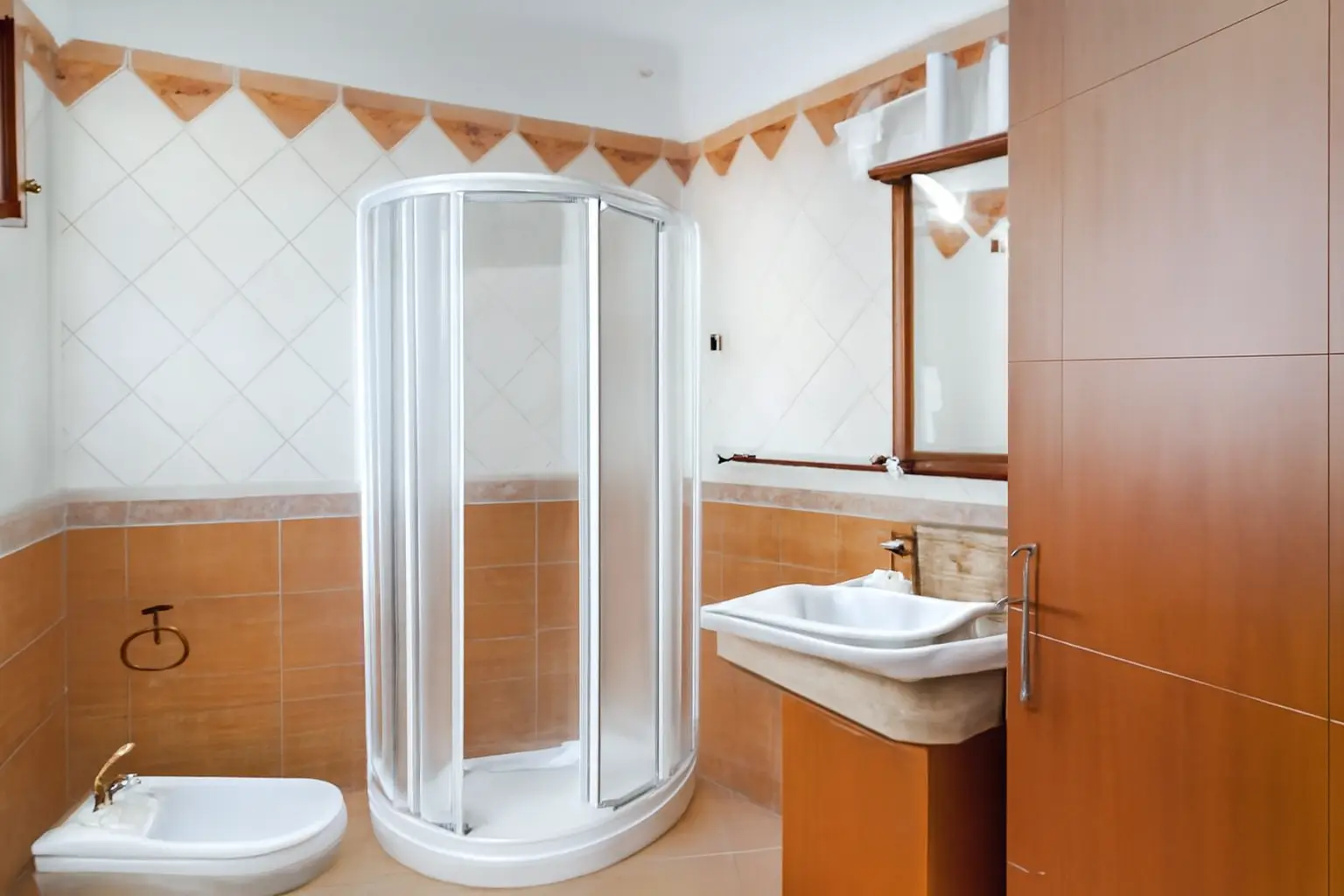 Bad mit Eckdusche, Bidet und Terrakotta-Fliesen