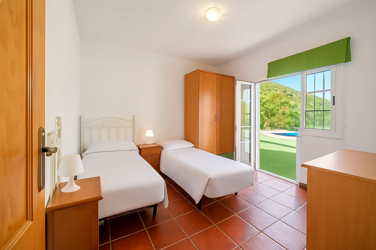 Zweibettzimmer mit direktem Zugang zum Poolbereich