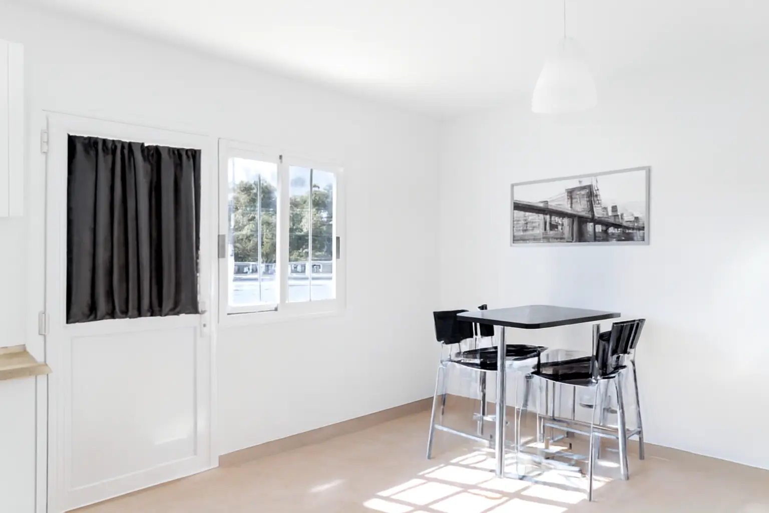 Essplatz der Wohnung mit Bistrotisch und Fenster