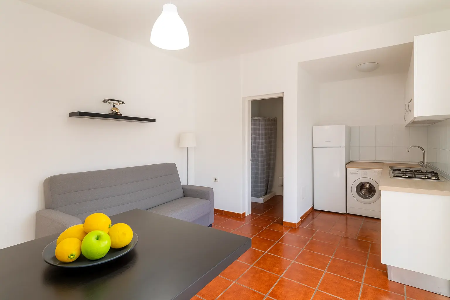 Wohnung im Erdgeschoss mit Küchenzeile und Sofa