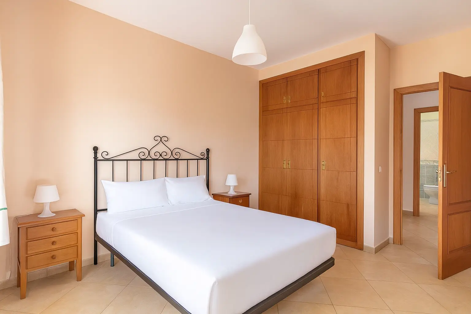 Schlafzimmer mit Doppelbett und Einbauschrank