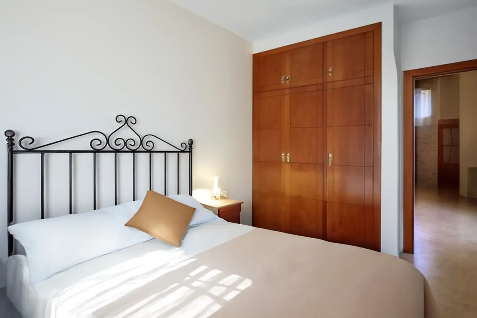 Sonniges Schlafzimmer mit Einbauschrank und Bad-Zugang
