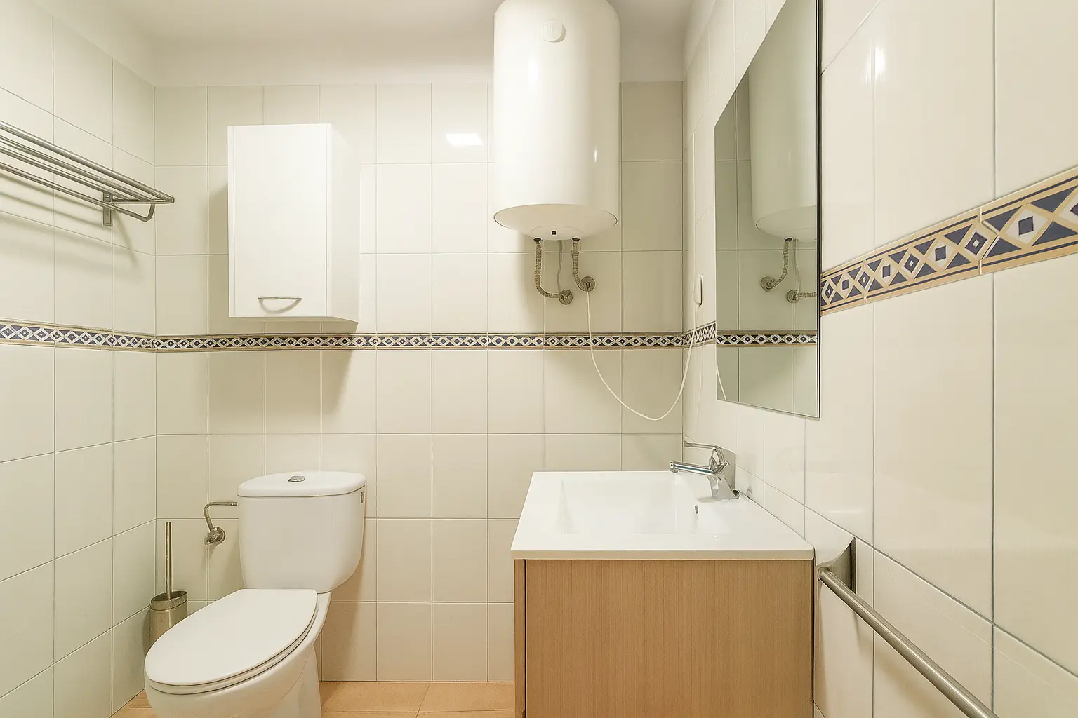 Modernes Duschbad mit WC und Waschtisch